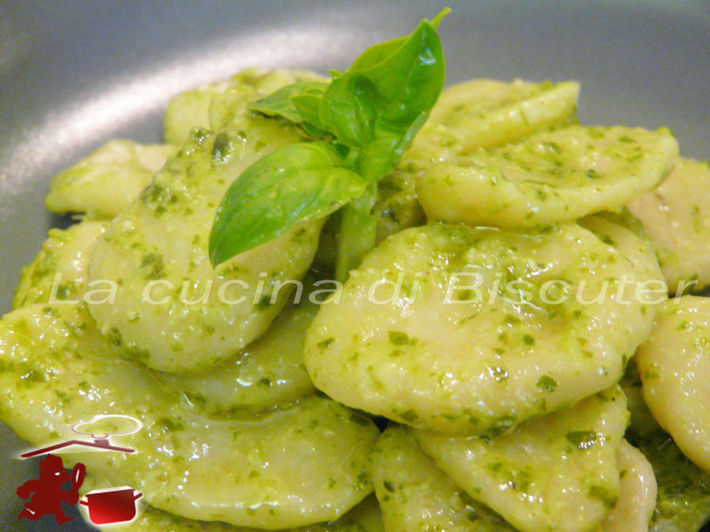 Macarrones lados al pesto