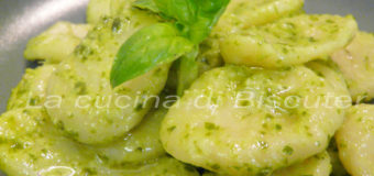 Macarrones lados (pasta piana) al pesto