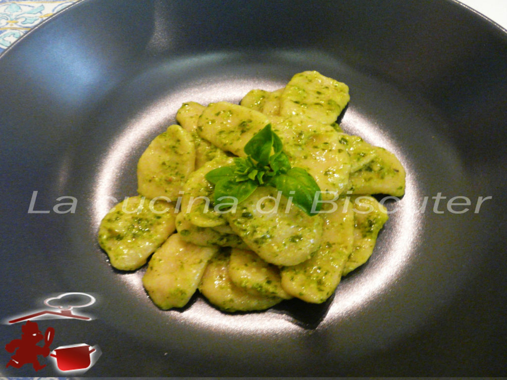 Macarrones lados al pesto_