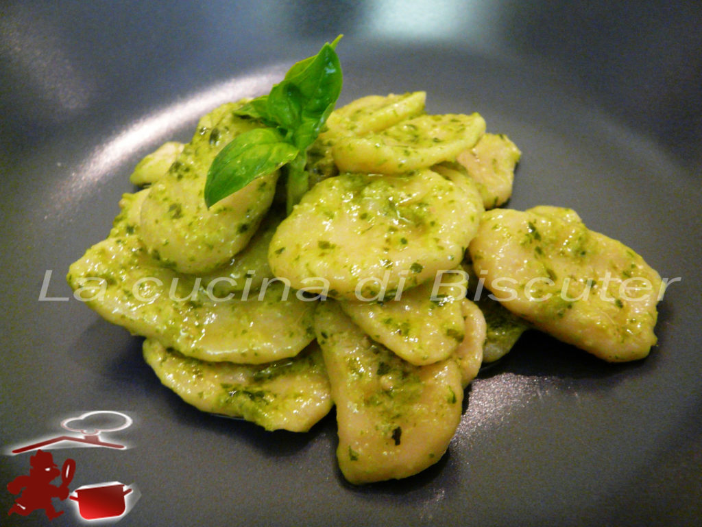 Macarrones lados al pesto__